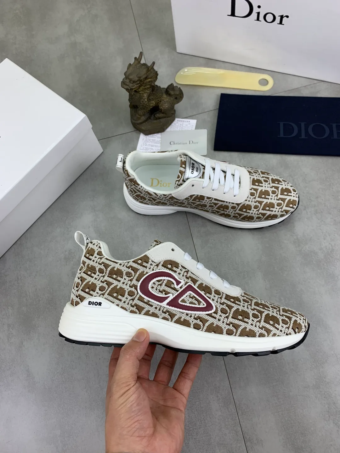 Men's shoes 💰P420 New Dior Chrono 2025 new product B30 series, in white and black fly woven series, decorated with computer-printed CD logo on both sides, star patch on the tongue and Dior logo on the heel, many details highlight the style. The interior is matched with the original color matching mesh, and the interior of the body is supported by low-temperature shaping sheets, and is filled with light feather cotton to keep the interior full and soft against the feet. The exclusive open-molded outsole adopts a one-piece molding process, so there is no need to worry about problems such as the opening and falling of sole decorative accessories. It is light and comfortable to wear, yet strong and wear-resistant. The two-color shoelaces are accessorized with exquisite metal five-pointed star pendants, creating a high-end, trendy and casual look at all times. Color: 5️⃣ colors available, code number: 38-44 (45 customized)